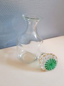flacon vintage en verre avec bouchon ciselé coloré