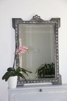 Miroir ancien en bois sculpté, patiné noir et argent