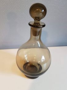 flacon en verre gris foncé avec bouchon
