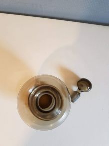 flacon en verre gris foncé avec bouchon