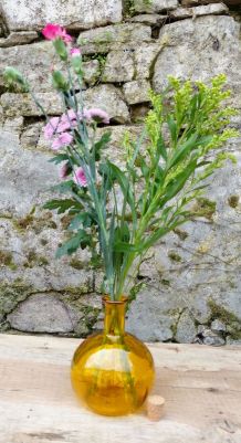 fiole jaune en verre/vase à fleurs