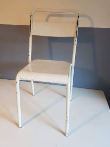 chaise vintage tout métal blanche dans son jus