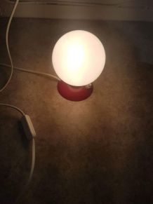 lampe à poser vintage rouge avec opaline blanche
