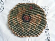 Dessous de plat ancien en perles de bois Travail artisanal