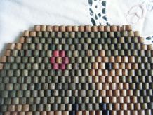 Dessous de plat ancien en perles de bois Travail artisanal