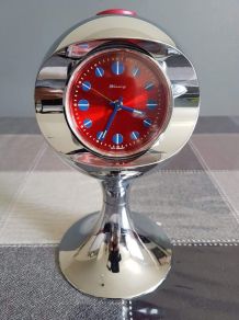 réveil vintage pied tulipe couleur chromé et rouge