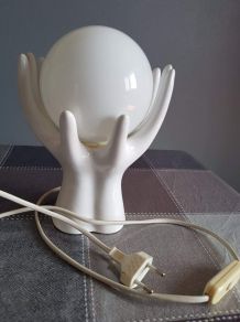 lampe vintage mains céramique blanche avec globe opaline