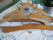 Anciens porte-manteaux en bois formes diverses