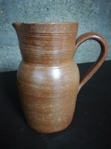 Cruche en terre cuite "signée"