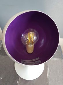 lampe pied tulipe blanche et violette tout métal  années 80 