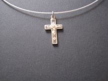 Ancienne petite croix ,en métal blanc avec raz de cou 