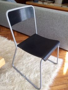 Série de trois chaises industrielles