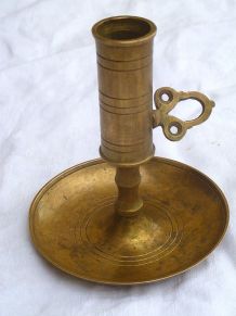 bougeoir ancien avec poussoir en laiton , vintage