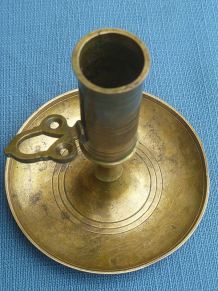 bougeoir ancien avec poussoir en laiton , vintage