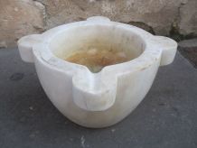 énorme mortier d'apothicaire en marbre blanc
