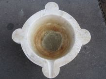 énorme mortier d'apothicaire en marbre blanc