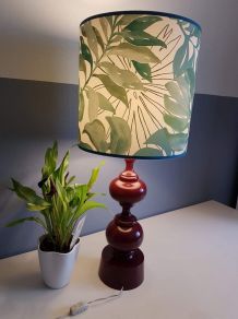 grande lampe vintage avec abat-jour jungle et pied tourné