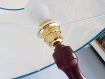 grande lampe vintage avec abat-jour jungle et pied tourné