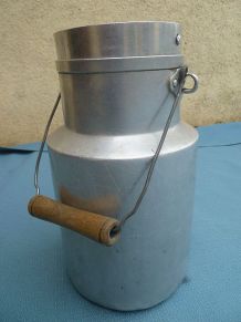 pot a lait , bidon ancien en aluminium, vintage