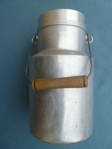 pot a lait , bidon ancien en aluminium, vintage
