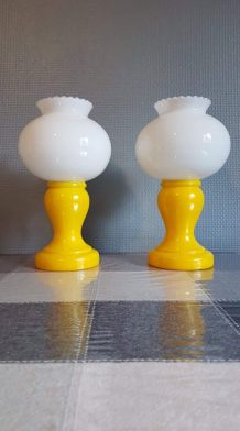 paire de lampes vintage en verre opaline blanches et jaunes