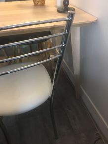 Ensemble de 2 très belles chaises assise en skaï blanc, piét