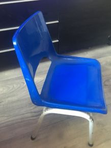 Chaise coque en plastique et pieds métal. Elle porte l'estam