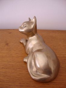 Petit chat en bronze doré