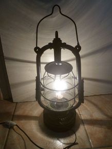 lampe  a  petrole  ancienne  , électrifiée