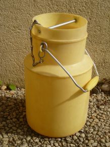 bidon a lait  ancien POLA, plastique