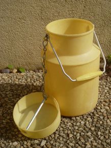 bidon a lait  ancien POLA, plastique