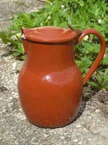 pichet vintage  en tole  émaillé