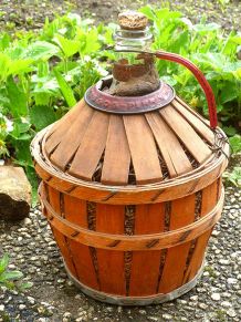 dame jeanne recouverte  en bois, vintage