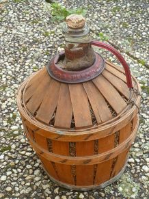 dame jeanne recouverte  en bois, vintage