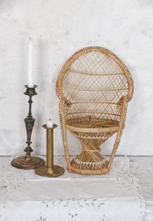 Petite chaise de poupée en rotin 