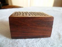 Petite boite en bois ajourée  indienne