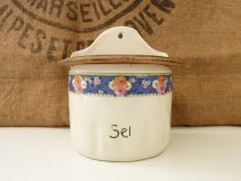 Ancienne boîte à sel en céramique et couvercle en bois. 