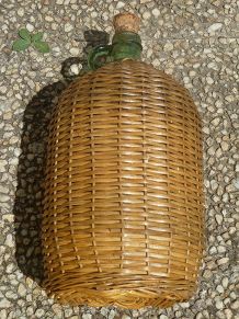 bouteille  avec sa  robe  d'osier , vintage