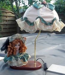 Lampe décorative avec poupée en porcelaine