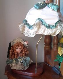Lampe décorative avec poupée en porcelaine