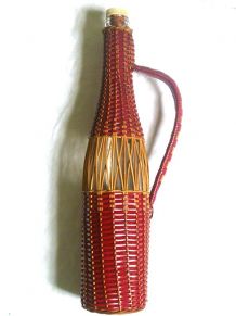 bouteille ancienne recouverte d'osier, vintage