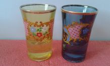 Cinq petits verres en couleur.