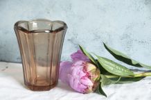 Petit vase corolle en verre moulé rosé années 40/50