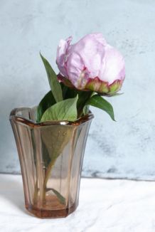 Petit vase corolle en verre moulé rosé années 40/50