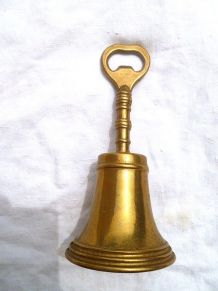 decapsuleur forme  cloche en laiton , ancien