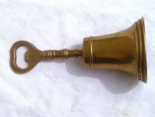 decapsuleur forme  cloche en laiton , ancien