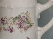 Théière porcelaine vintage motifs fleurettes roses