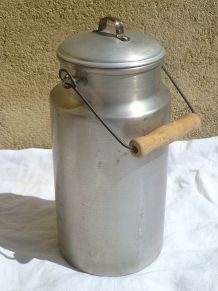 broc , bidon a lait  ancien  en  aluminium