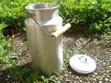 broc , bidon a lait  ancien  en  aluminium