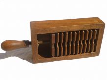 Boite en  bois  , ancien outil  vintage